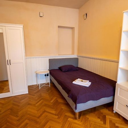 1800 By Vince Stay - Private Rooms In Town Hall Square تارتو المظهر الخارجي الصورة